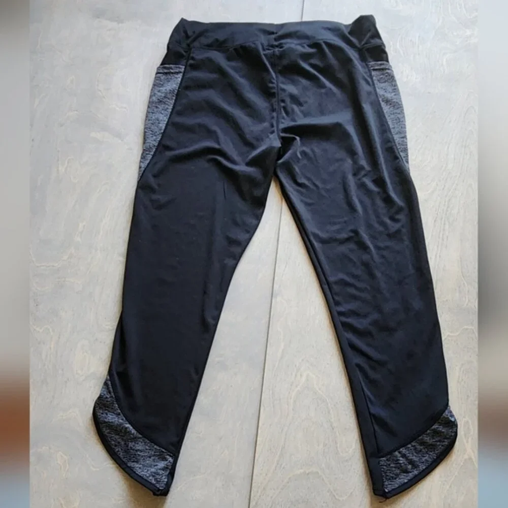Black and Gray Athletic Legging Capris‎